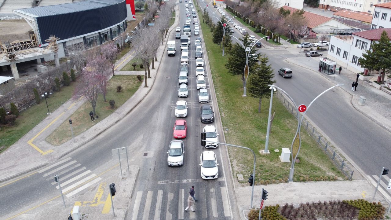 Uzun kuyruklar oluştu…. Yozgat E-88 karayolunda trafik kitlendi!