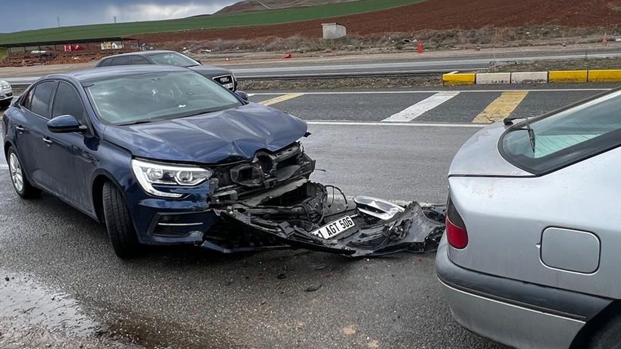 Komşuda yağış zincirleme kazaya yol açtı: 3 yaralı