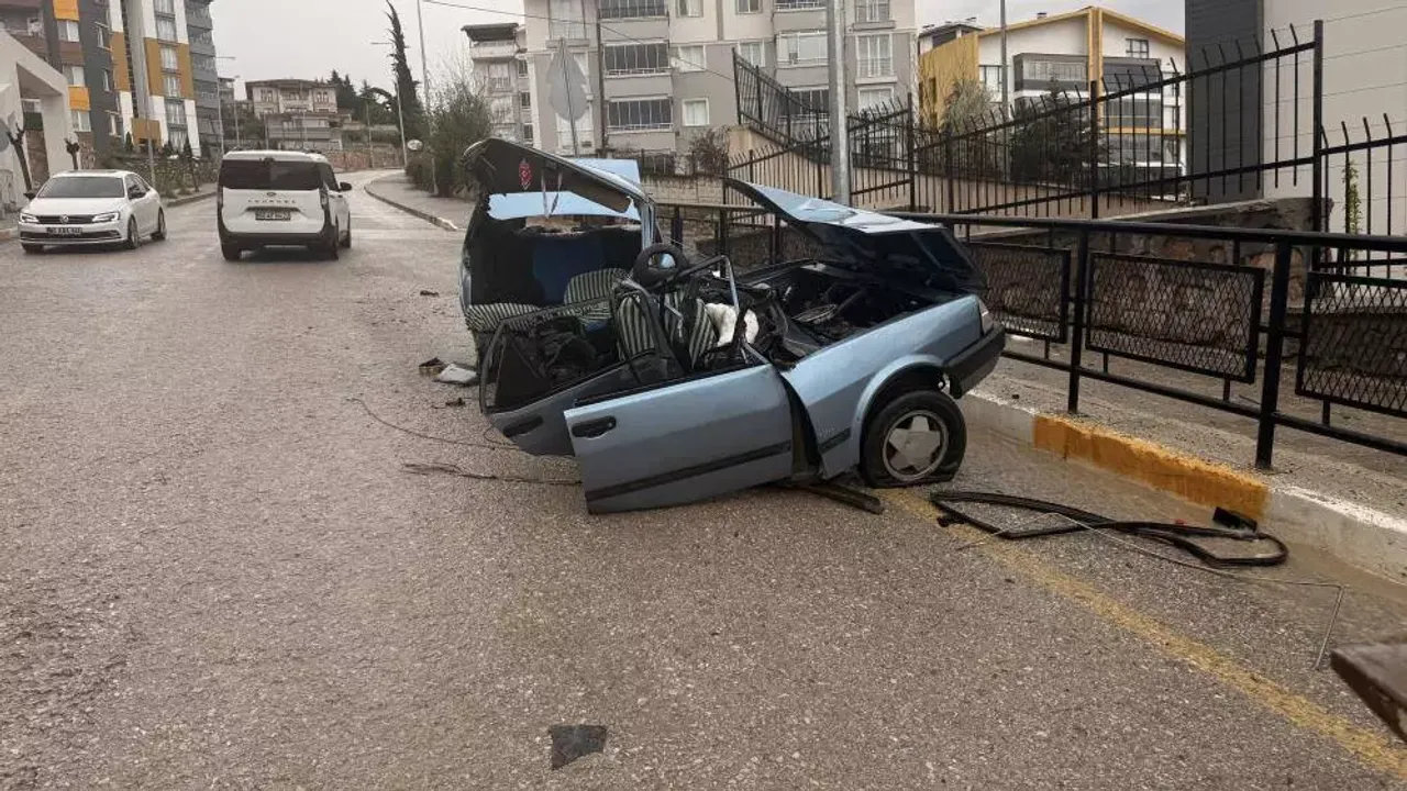Feci kaza: Demir korkuluğa çarptı… İkiye bölündü!