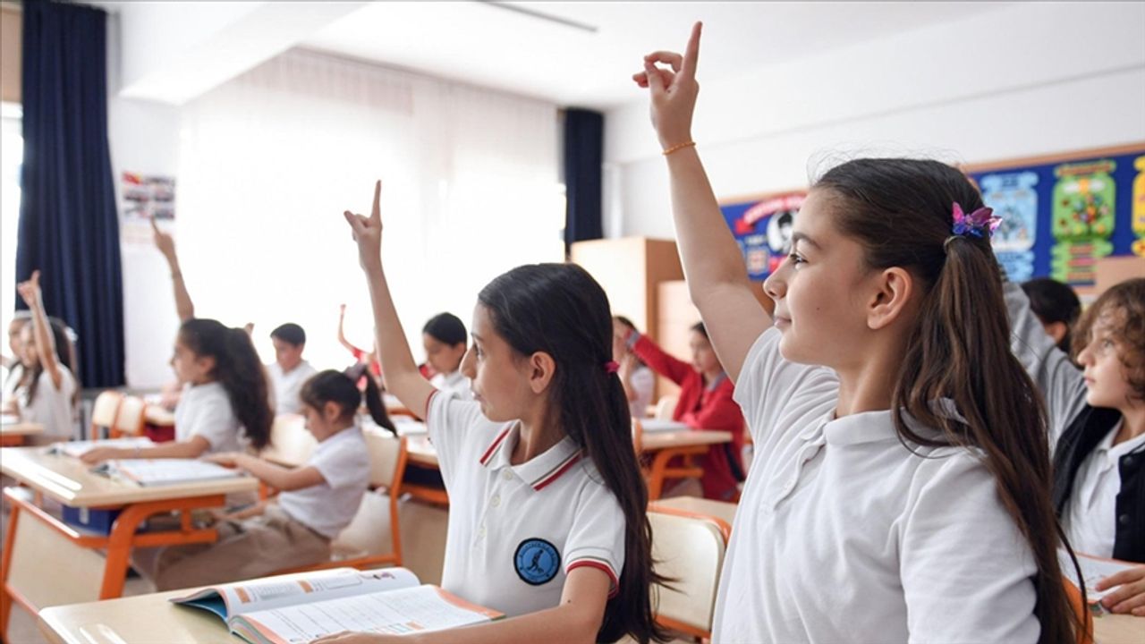 Öğrencilere müjde... Bakanlık yaz tatilini erkene çekecek!