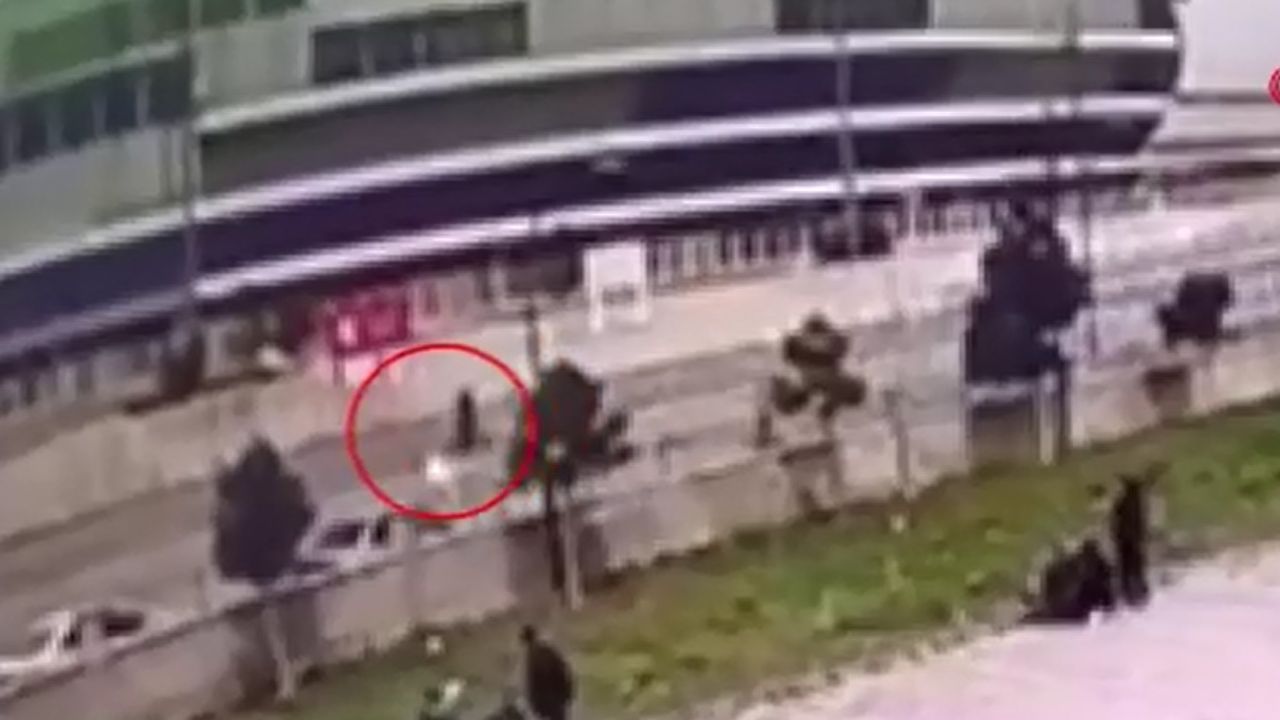 Öğretmene otomobil çarptı: Kaza anı güvenlik kamerasına yansıdı!