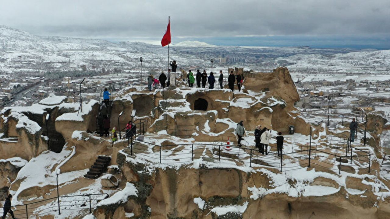 Kapadokya beyaza büründü: Eşsiz görüntüler ortaya çıktı