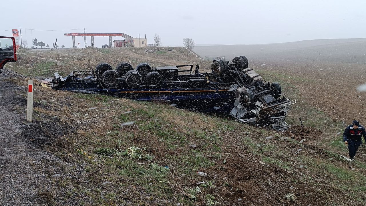 Yozgat'ta tır devrildi... Sürücüsü yaralandı!