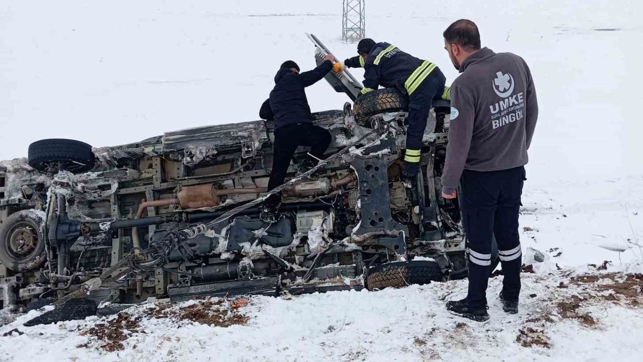 Yoğun kar yağışı nedeniyle ambulans takla attı: 5 yaralı