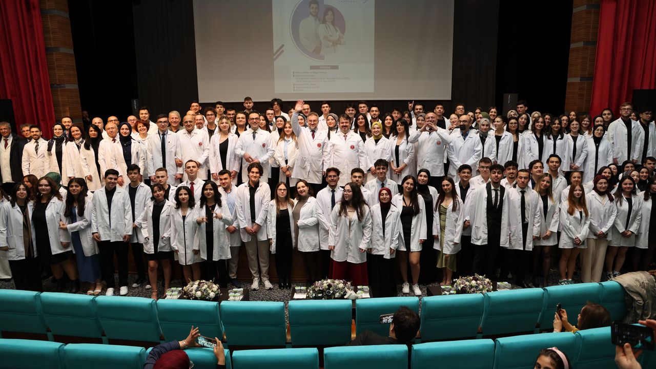 Bozok Üniversitesi Tıp Fakültesinde öğrenciler beyaz önlük giydi