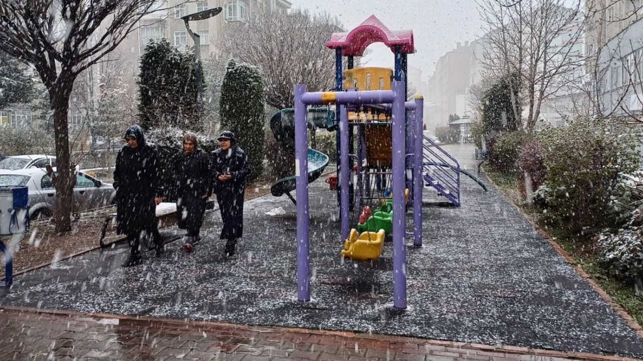 Yozgat'ta kar yağışı etkili oluyor