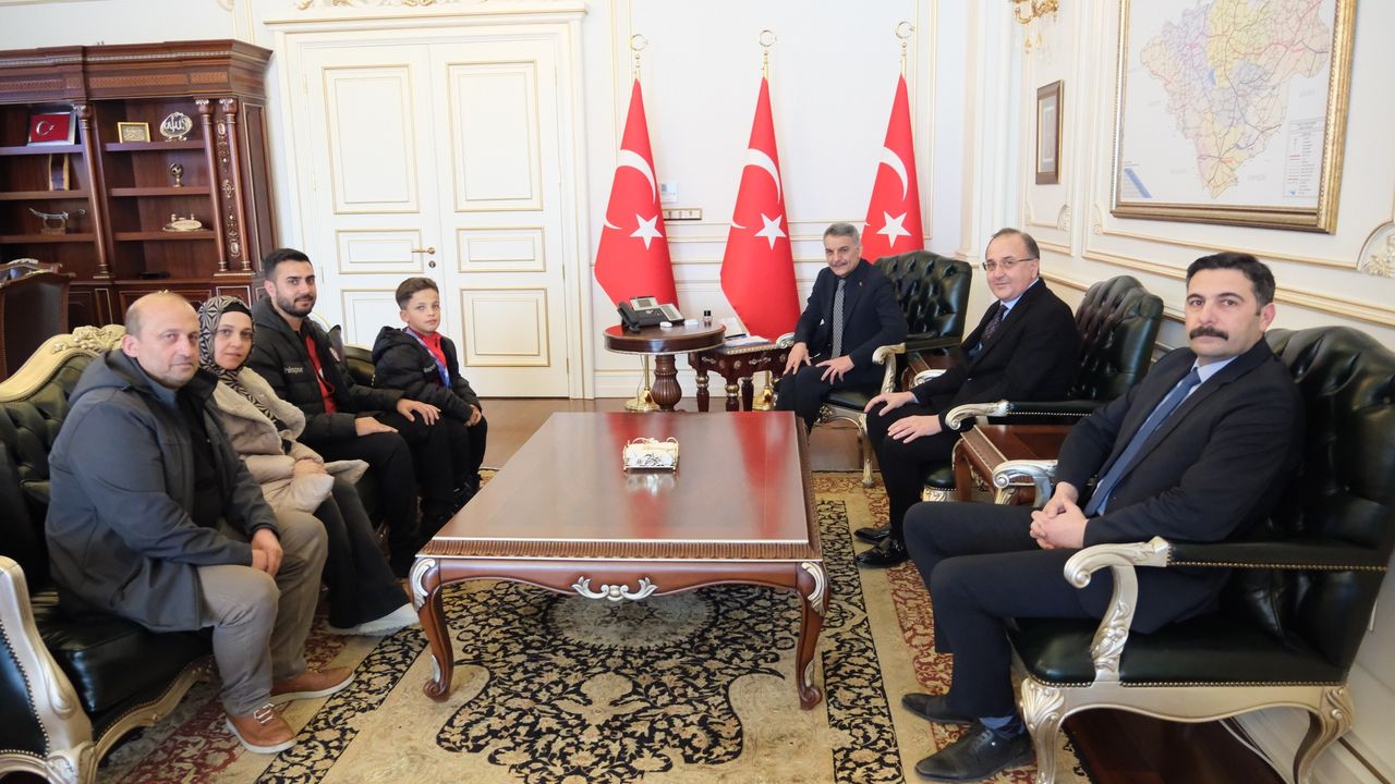 Vali Özkan şampiyonu ağırladı
