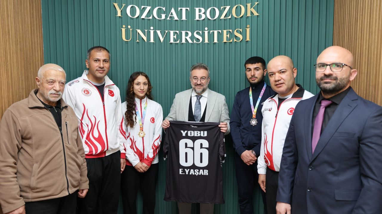Şampiyonlardan Rektör Yaşar'a ziyaret