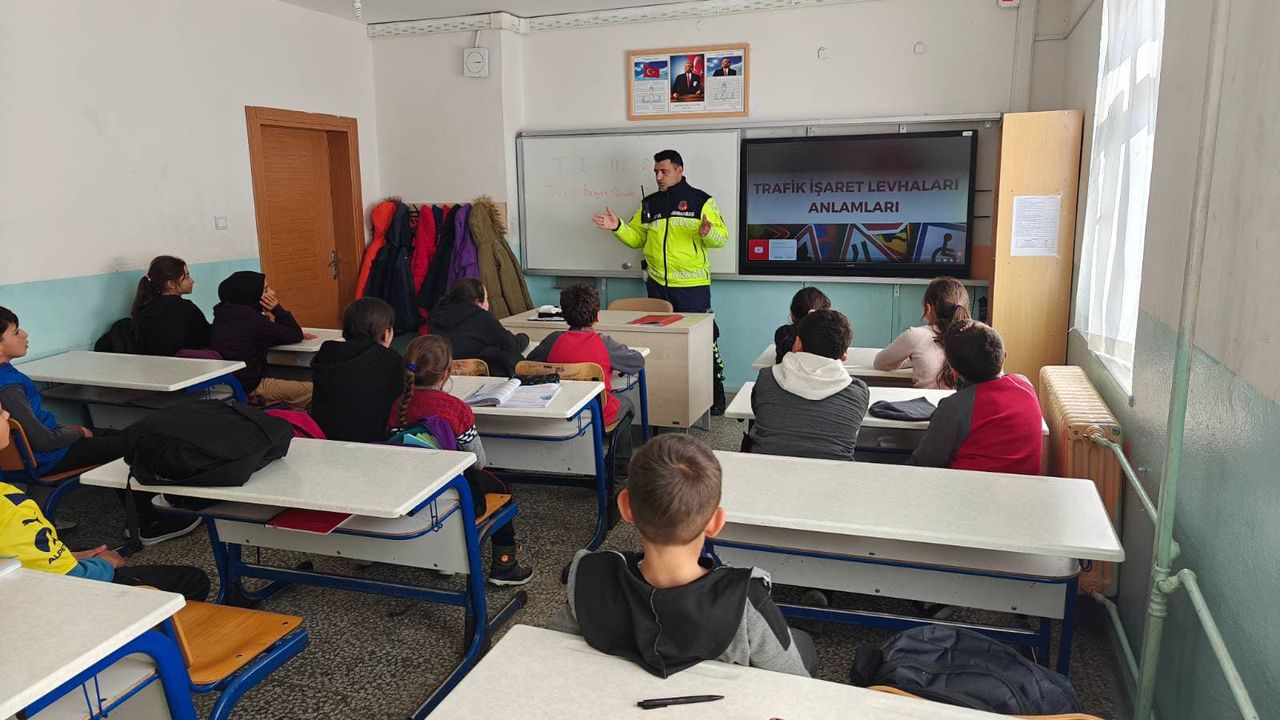 Yozgat'ta trafik jandarması ekiplerinden öğrencilere eğitim