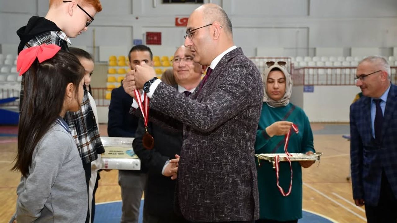 Sorgun Kaymakamı Aydın hediyelerini takdim etti