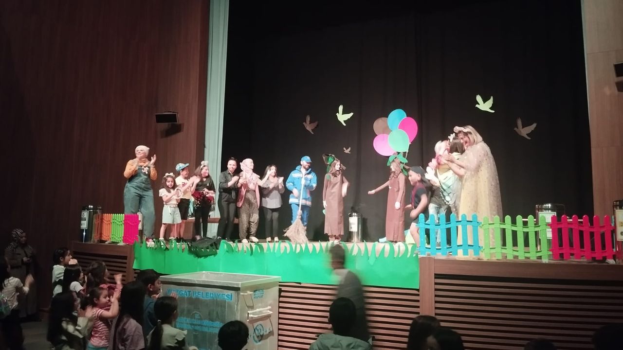 Yozgat’ta “Parkta Bir Gün” tiyatroseverlerle buluştu