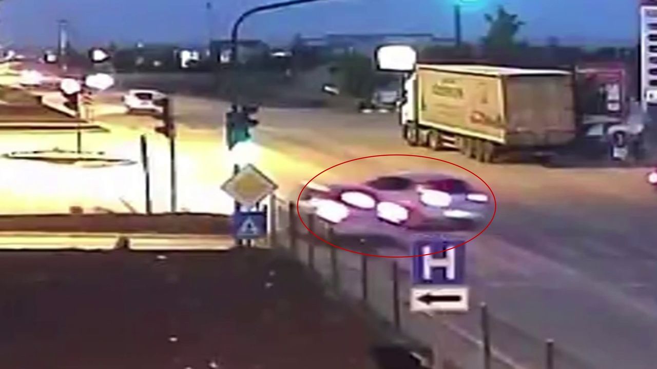 Otomobillerin çarpışma anı kamerada