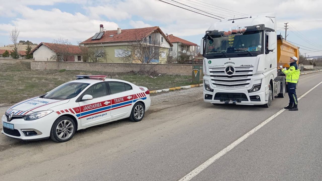 Yozgat'ta trafik ekiplerinden yük taşıyan araçlara sıkı denetim