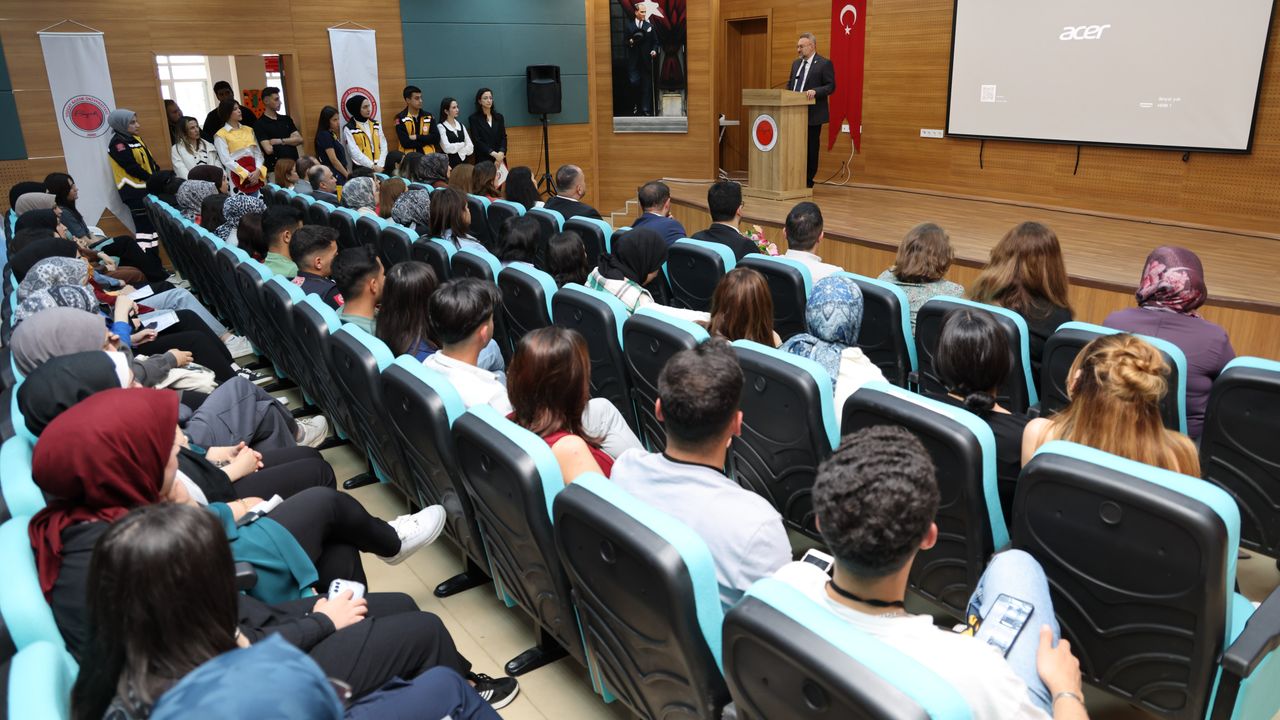 Rektör Yaşar Çekerek’te öğrencilerin sorunlarını dinledi