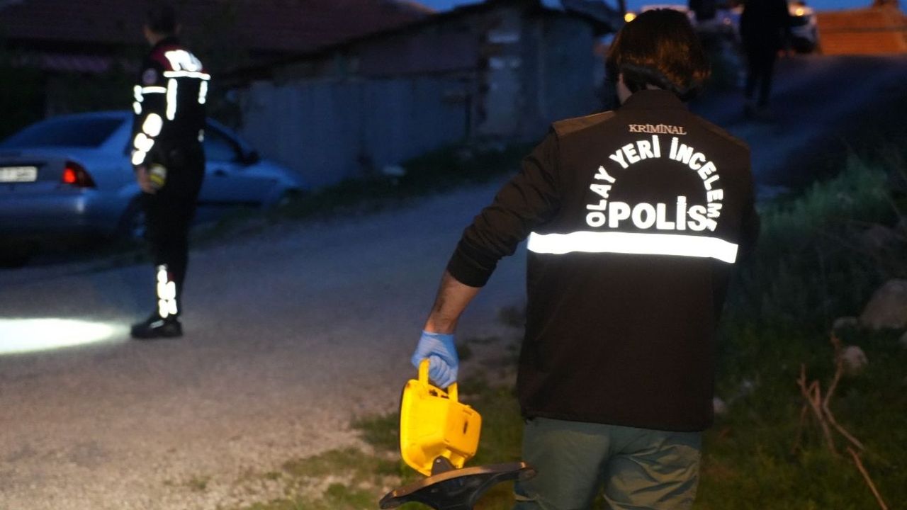 Eşinin telefonuna mesaj atan akrabasını vurdu!