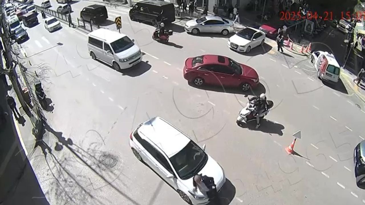 Otomobilin kavşakta yayaya çarptığı kaza kamerada