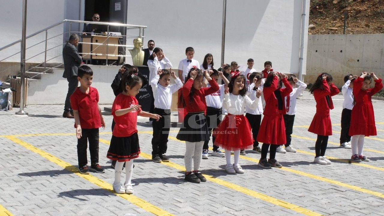 Yozgat Yunus Emre İlkokulu'nda öğrencilerinden renkli gösteri
