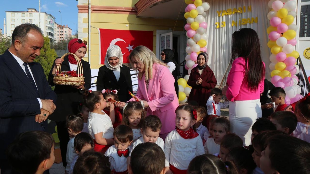 Arzu Özkan öğrencilerin heyecanına ortak oldu