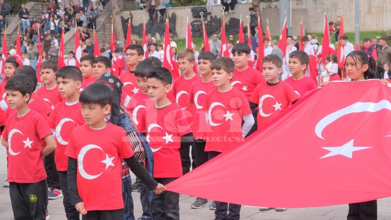 Yozgat’ta 23 Nisan coşkusu Cumhuriyet Meydanı’nı sardı