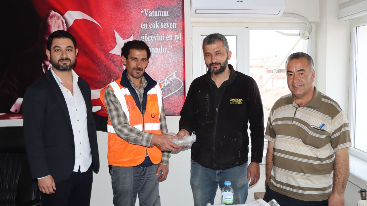 Yozgat’ta sokakta bulduğu para dolu poşeti sahibine teslim etti!