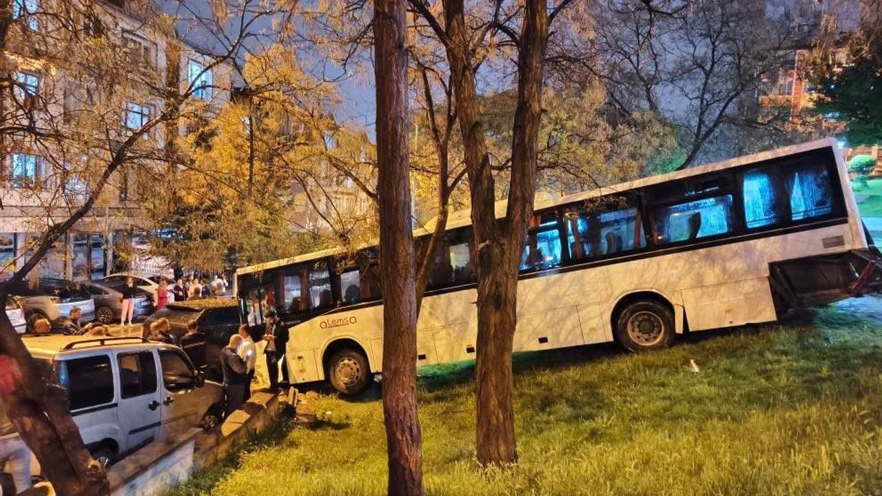 Freni boşalan otobüs parka daldı