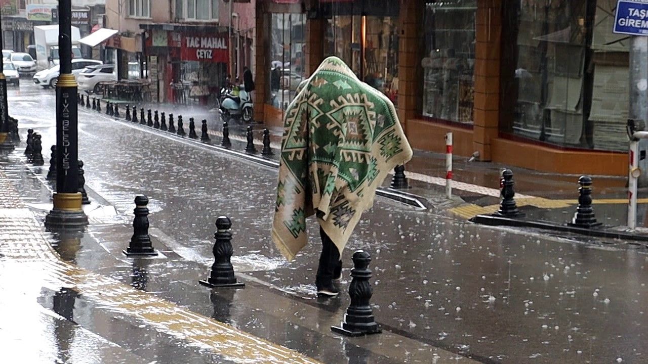 Dolu aniden bastırdı… Korunma yöntemleri dikkat çekti