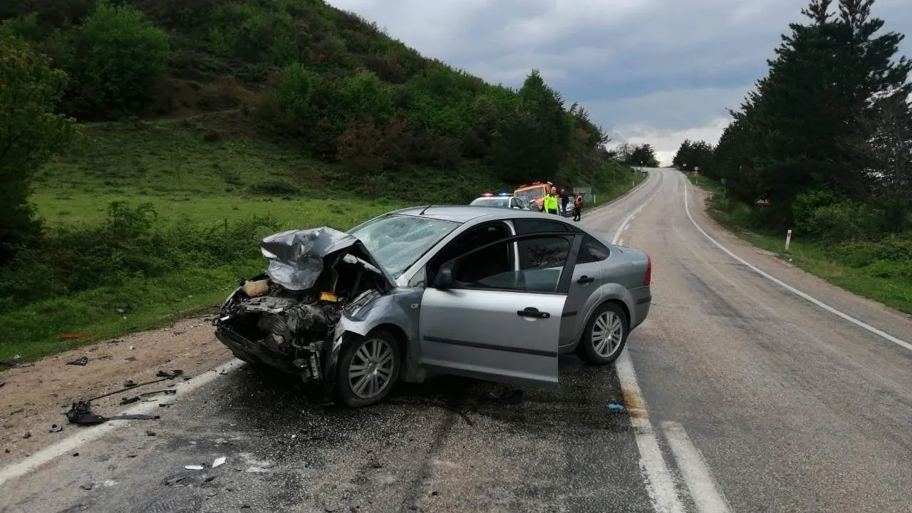 Otomobil ile kamyonet çarpıştı: 1 ölü 1 yaralı!