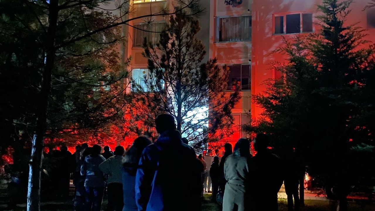 Apartmanda çıkan yangın korkuttu