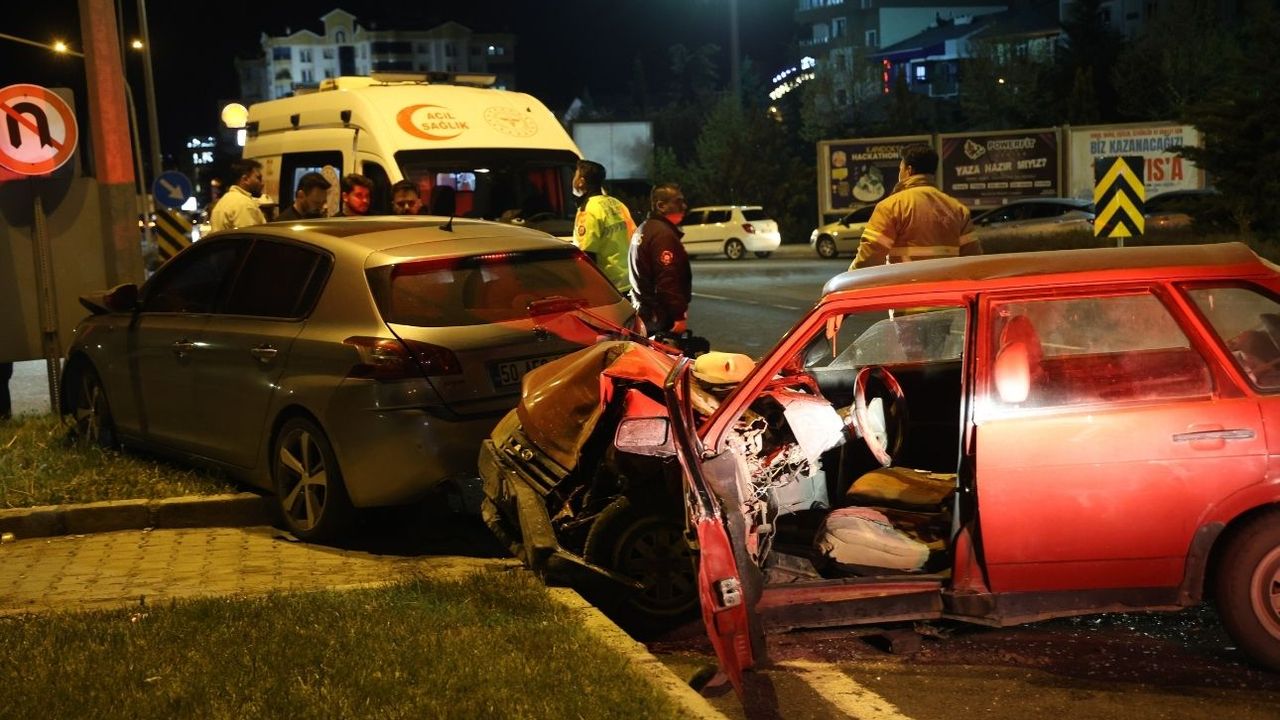 Otomobil kırmızı ışıkta bekleyen araca çarptı!