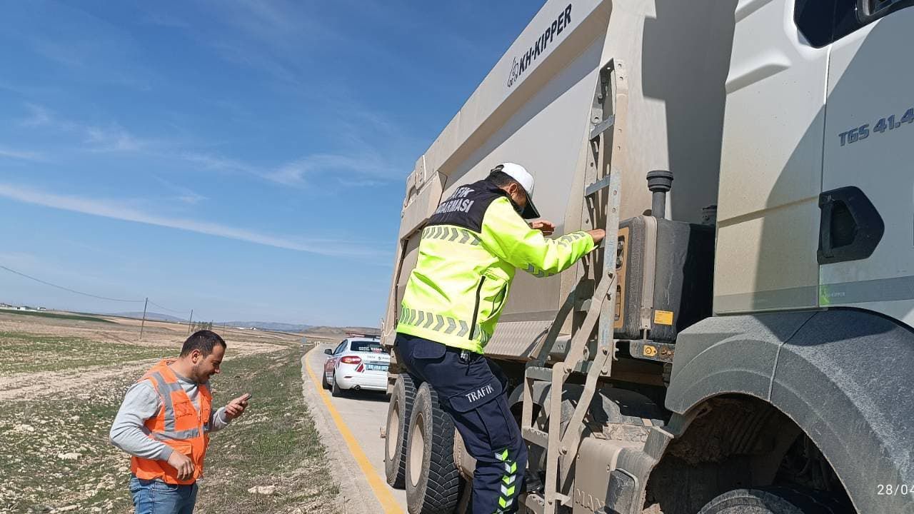 Yük taşıyan araçlara sıkı denetim! Jandarma yollarda