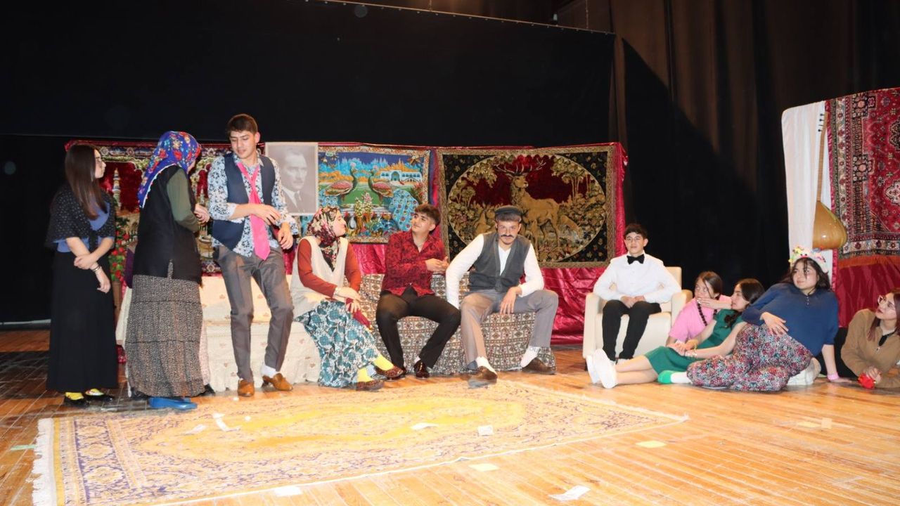 Yozgatlı gençlerden unutulmaz performans: "Kütük ve Horantası" sahnelendi