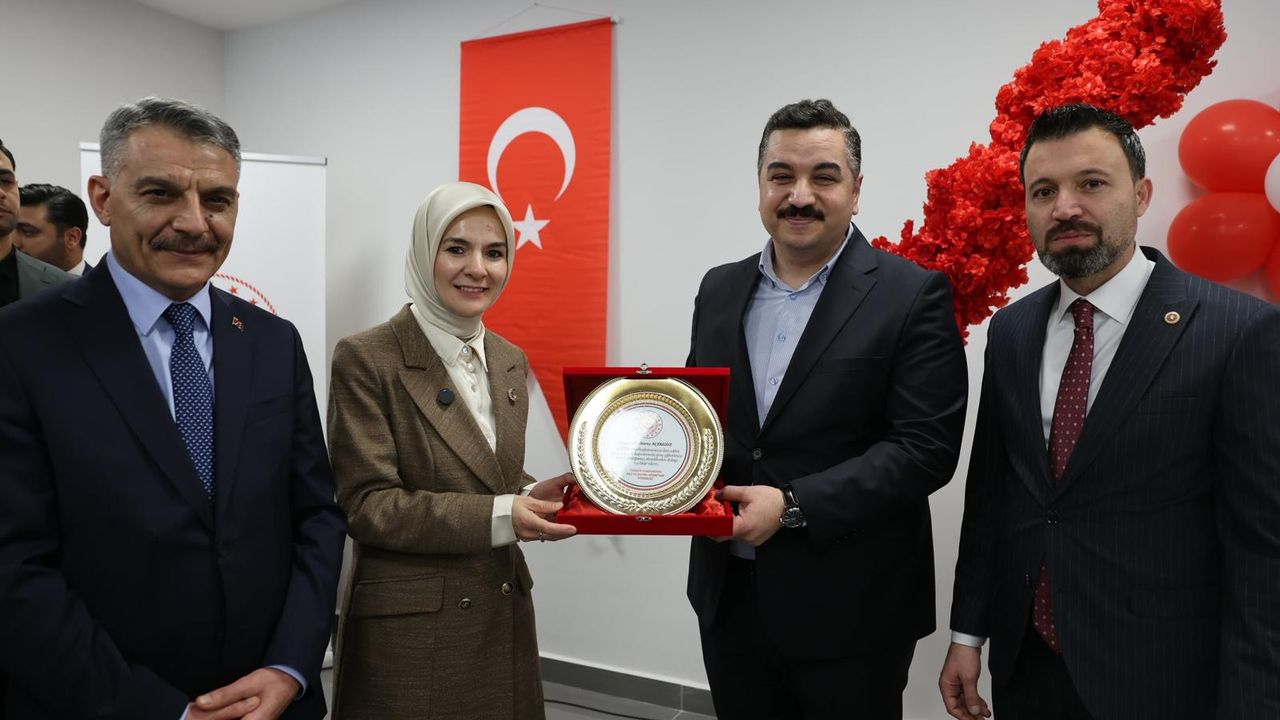 Bakan'dan Yozgatlı Barış Açıkgöz’e plaket