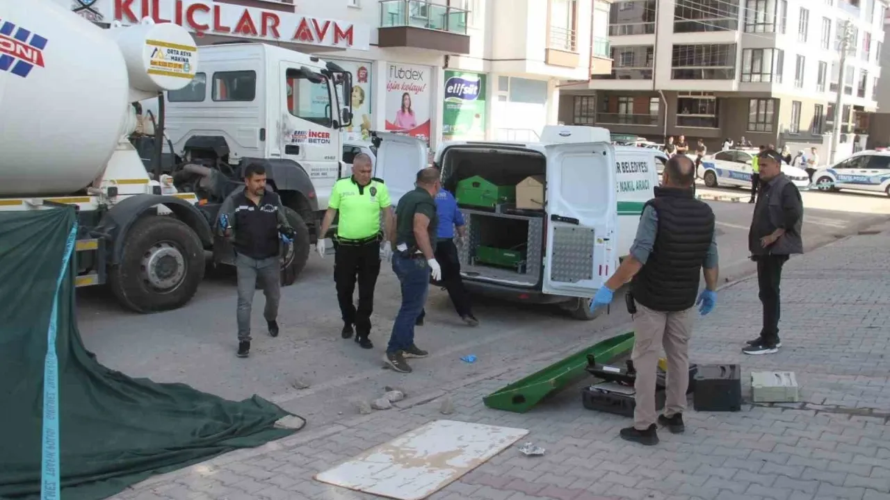 Beton mikseri faciası: Karşıdan karşıya geçerken hayatını kaybetti