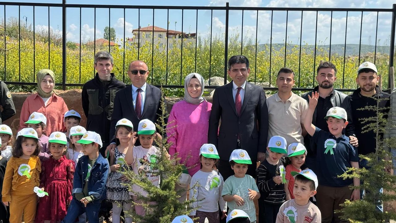 Yerköy Kaymakamı Coşgun, öğrencilerle fidan dikti