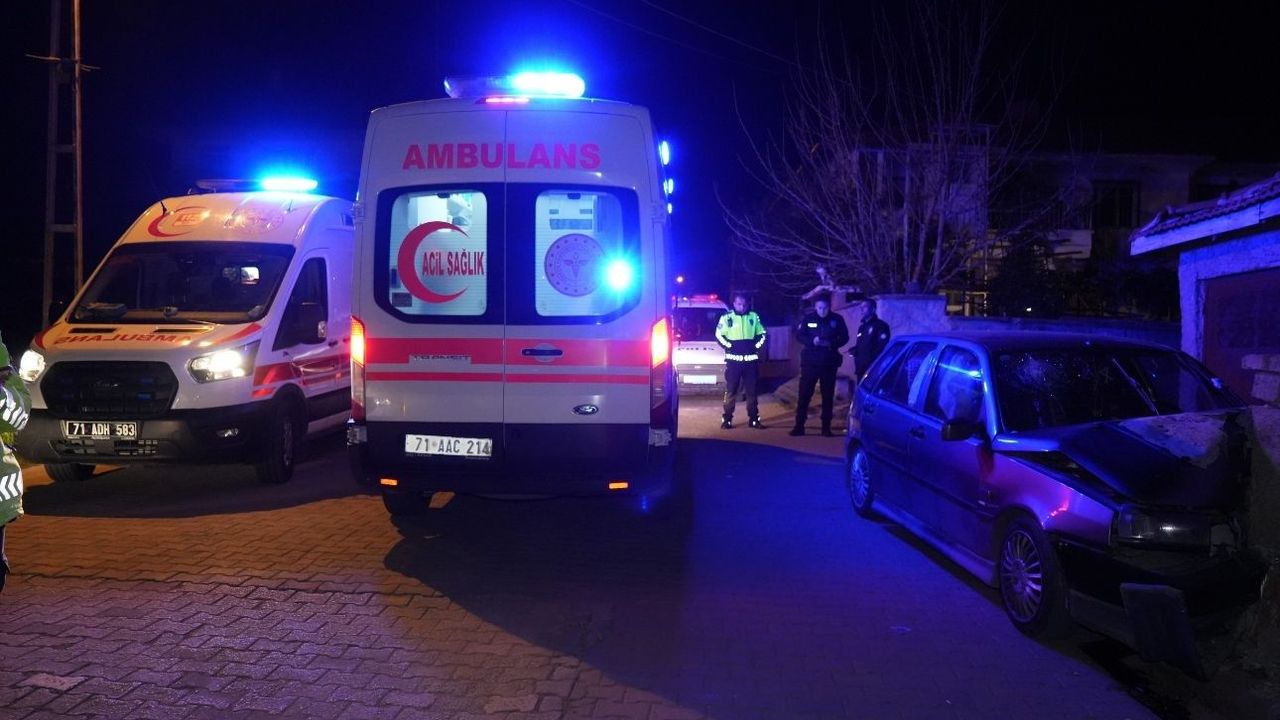Otomobil bahçe duvarına daldı!