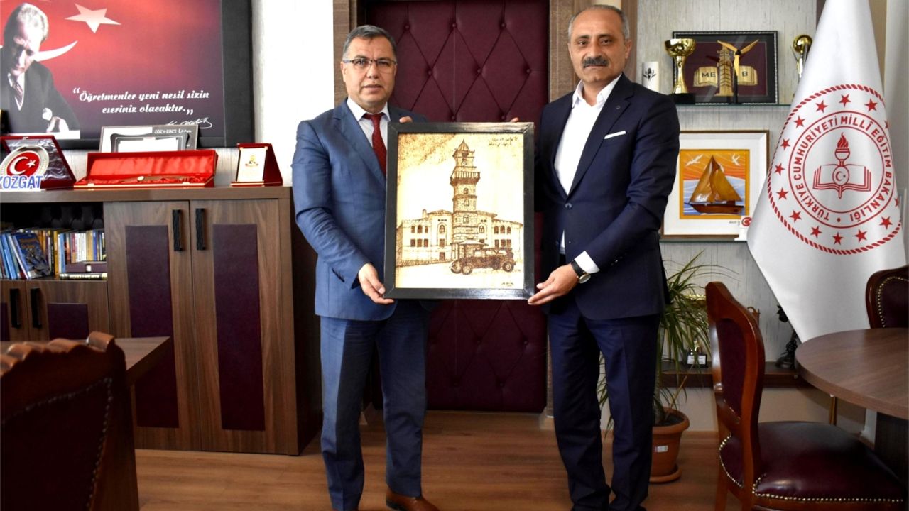 İl müdürüne özel tablo hediye etti