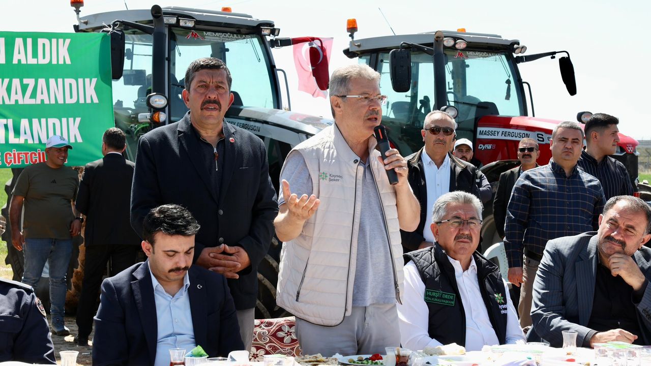 Hüseyin Akay Yenifakılı’da çiftçilerle buluştu