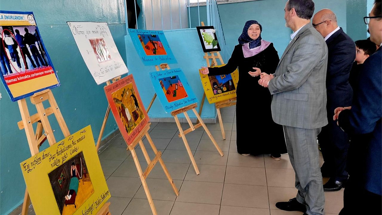 Yozgat'ta öğrencilerden "Namaz" temalı resim sergisi