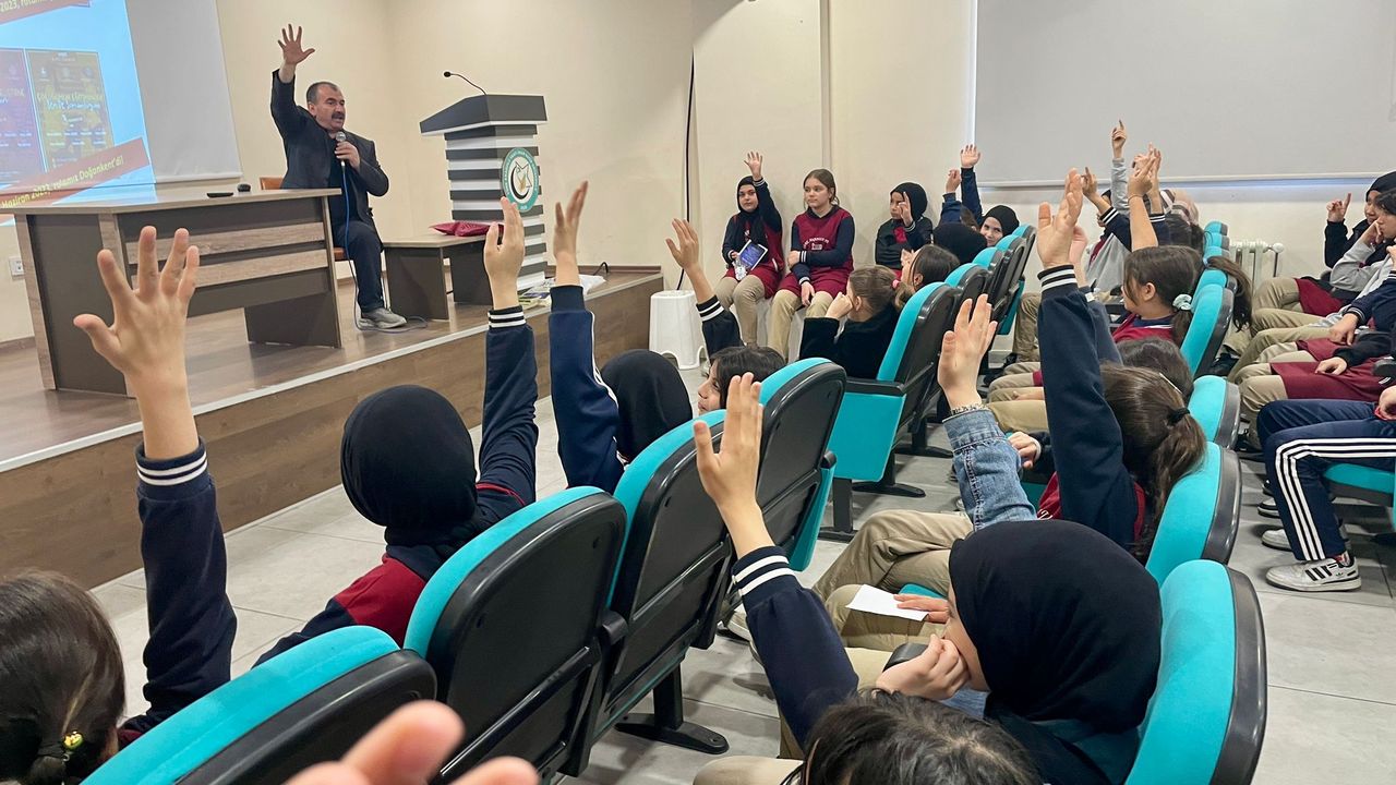 Prof. Dr. Mustafa Böyükata öğrencilerle bir araya geldi