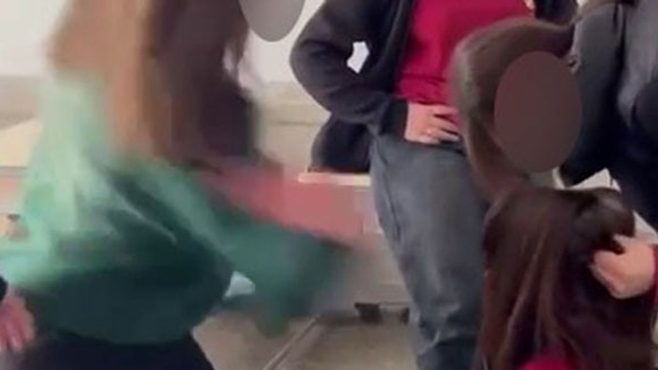 Sivas'ta kız öğrenciyi dövüp videoya aldılar!