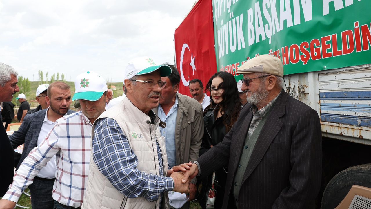 Başkan Hüseyin Akay Yenipazar’da çiftçi ile buluştu