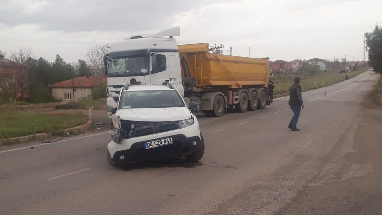 Otomobil ile hafriyat kamyonu çarpıştı: 1 yaralı