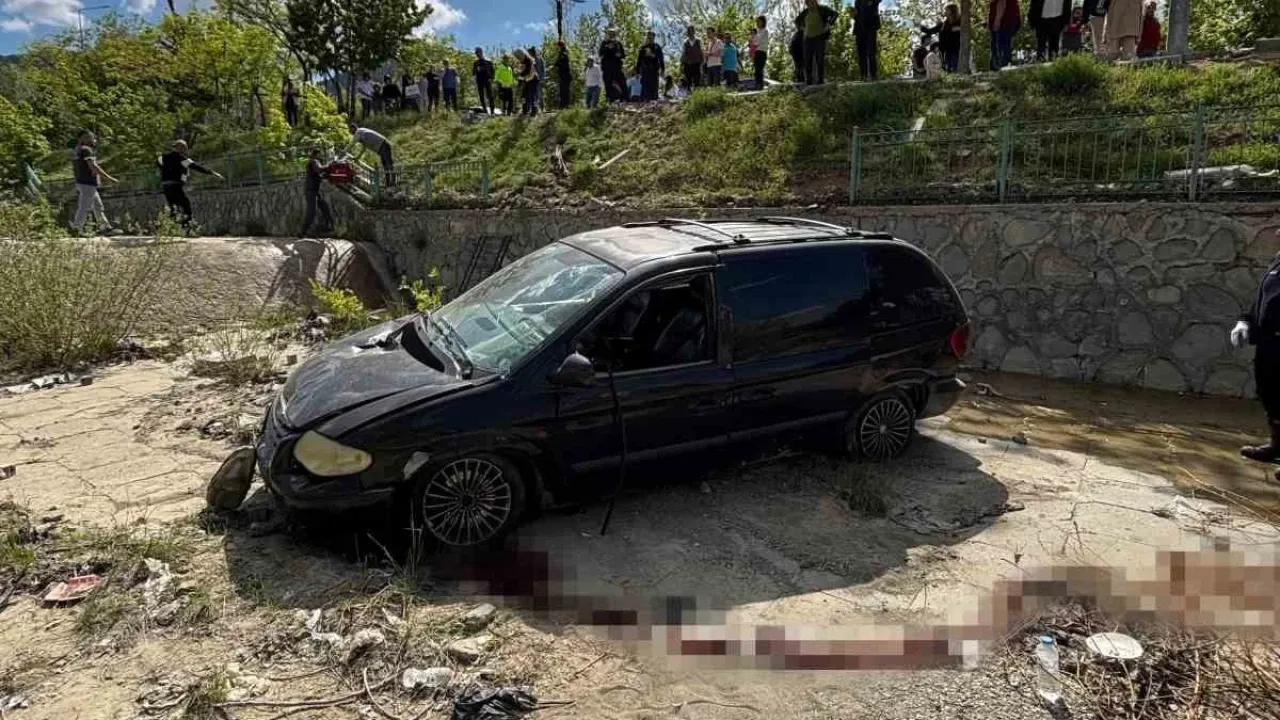 Otomobil kanala uçtu: 2 kişi yaralandı!