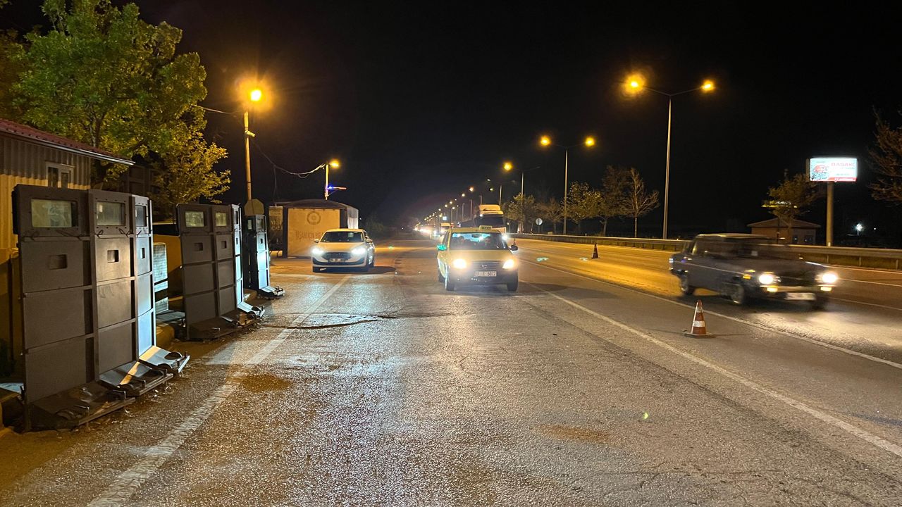 Uygulama noktasından kaçmaya çalışan aracın çarptığı polis yaralandı