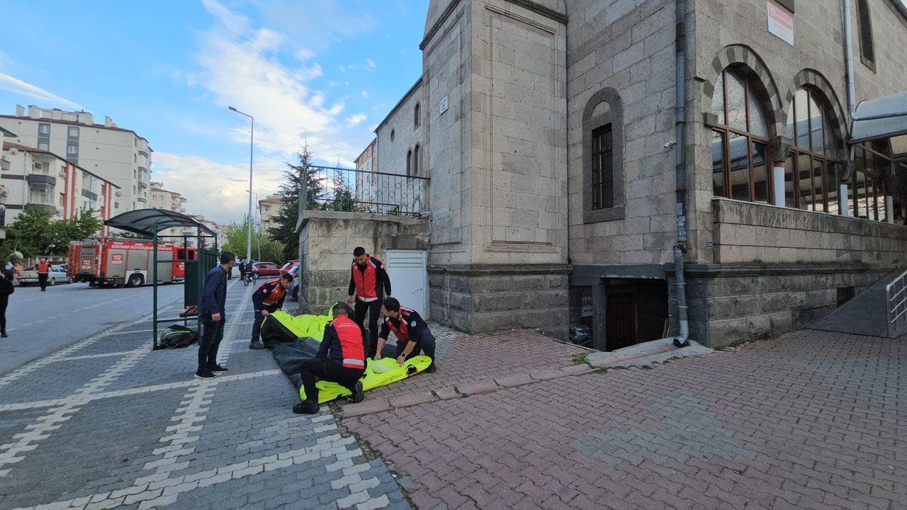 İlginç olay komşuda yaşandı… Minarede intihar!
