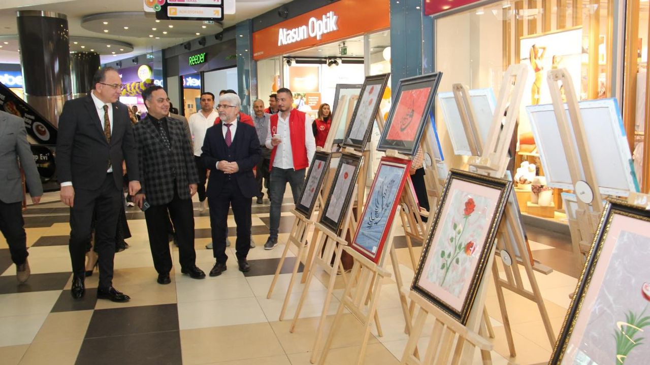 Yozgat'ta el sanatları ve güzel sanatlar sergisi açıldı