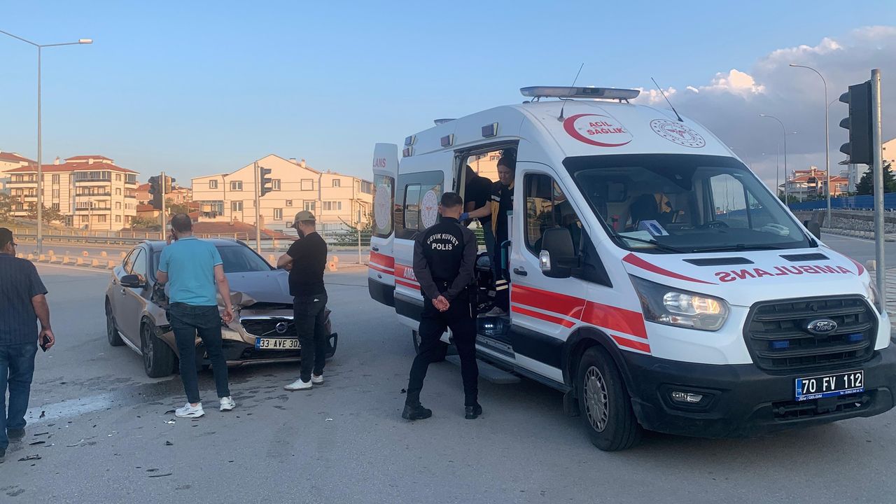 İki otomobil kavşakta çarpıştı: 1 yaralı!
