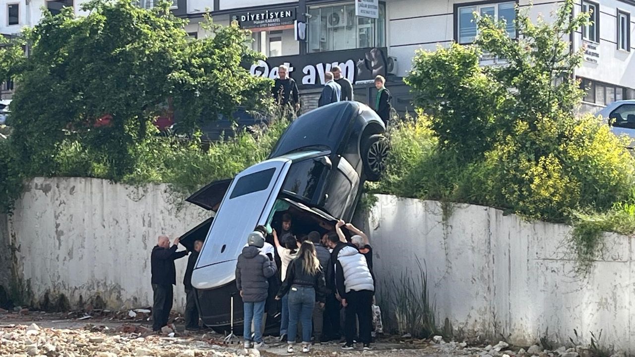 Feci olay... Lüks cipin istinat duvarından düşüp asılı kaldı!