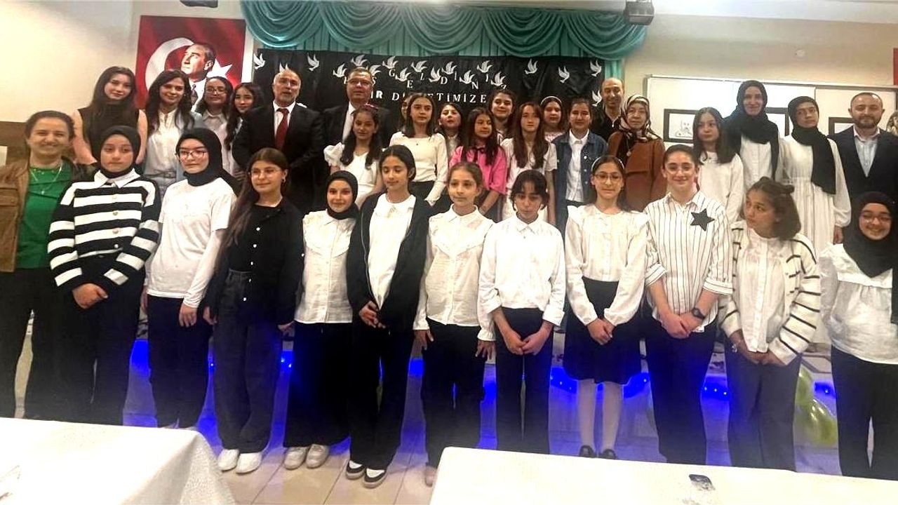 Yozgat'ta öğrencilerden şiir dinletisi