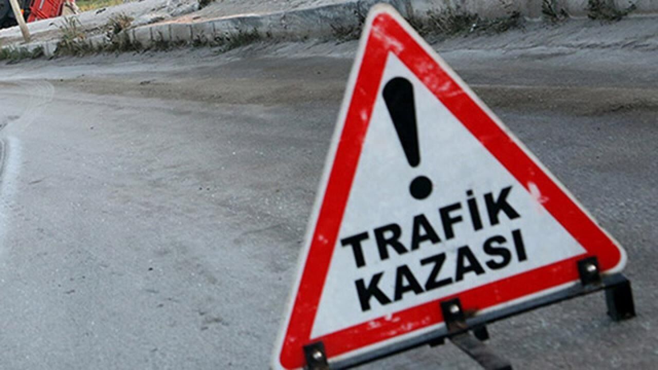 Çöp kamyonu, temizlik görevlisinin üstünden geçti